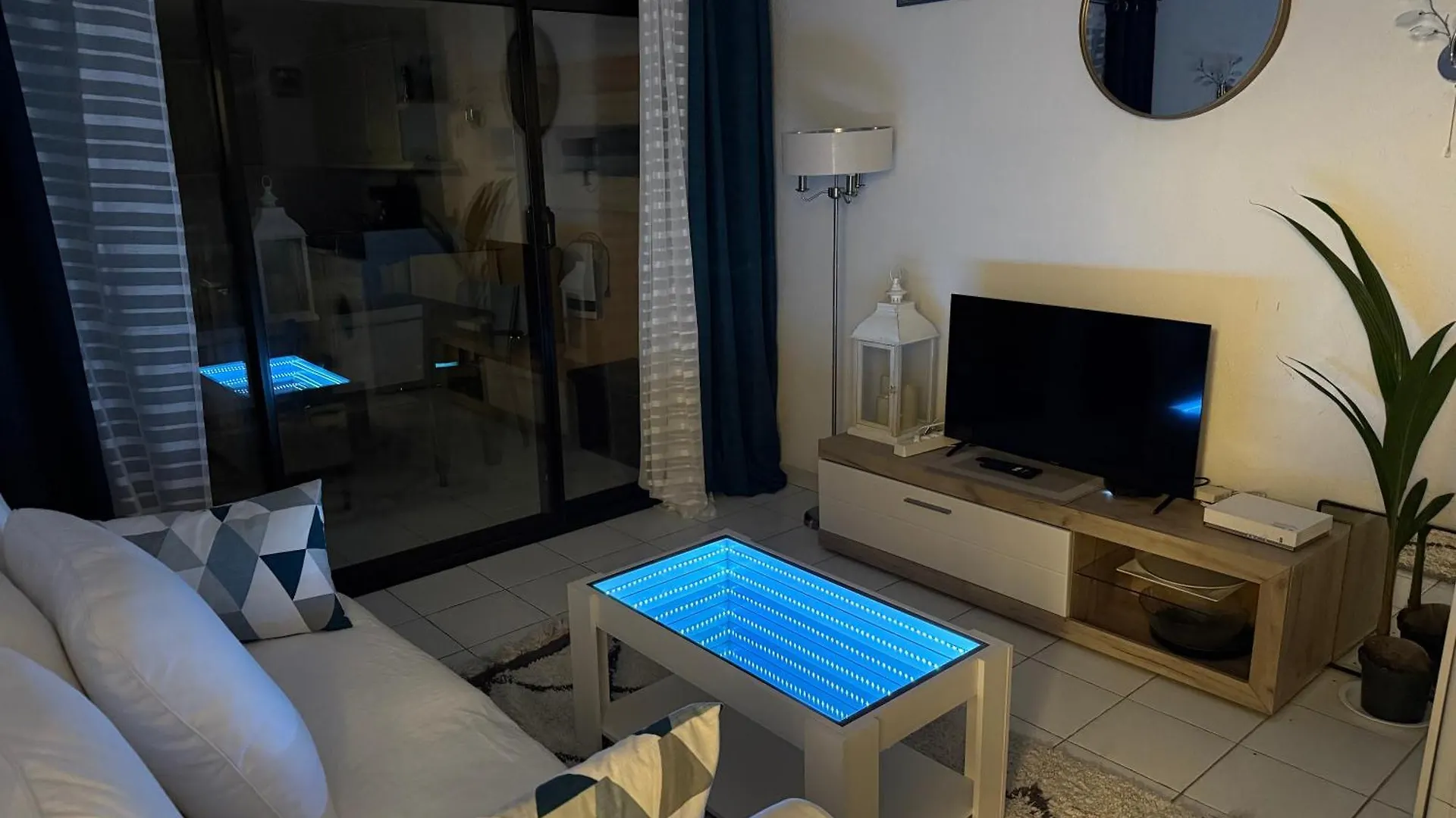 A 2 Minutes De La Plage Vue Mer Et Piscine Cannes Appartement